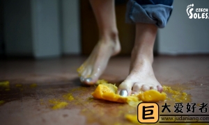 Czech Soles - I'll crush fruits and you'll lick it off of my feet!